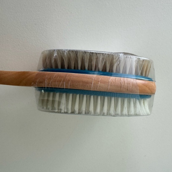 NWT Shower brush - Picture 3 of 4